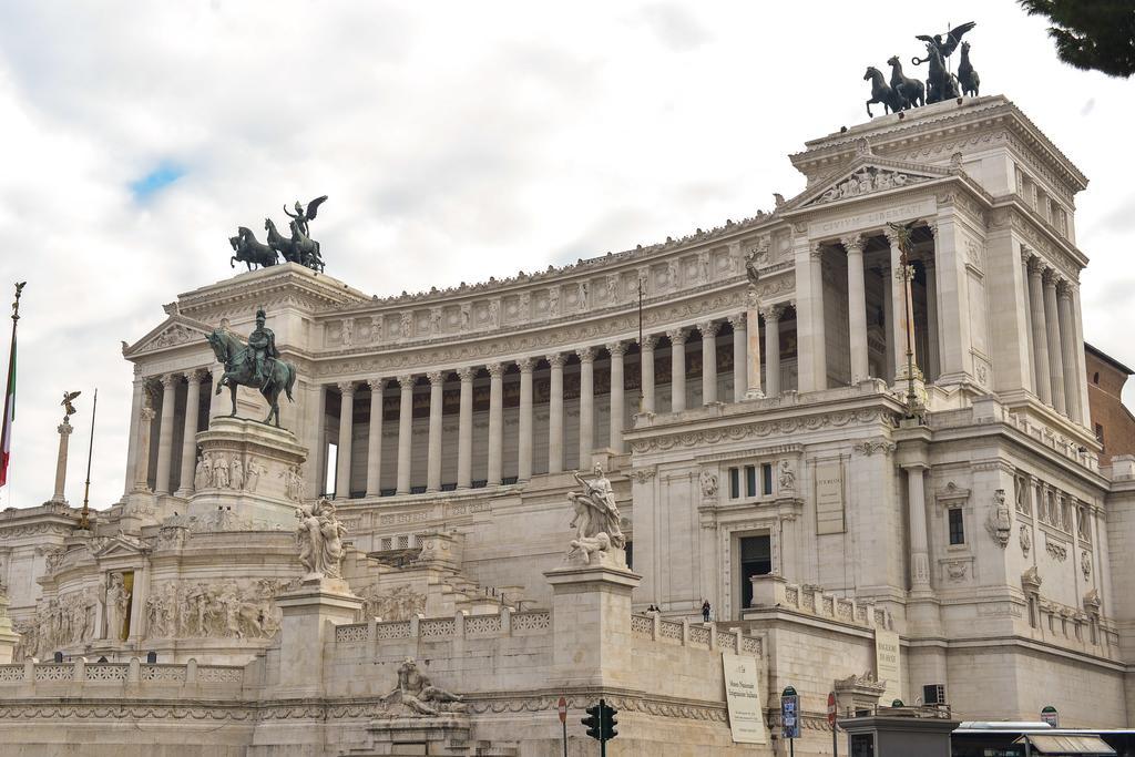 Cs Piazza Venezia Apartment โรม ภายนอก รูปภาพ